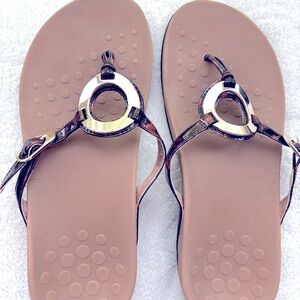 Barely used Vionic sandals in size 8 worn 2-4 times
